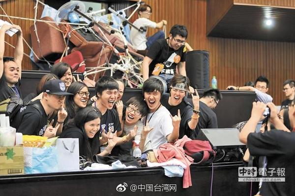 【暗黑吃瓜網爆料】手鐲肥皂水：先把手弄濕